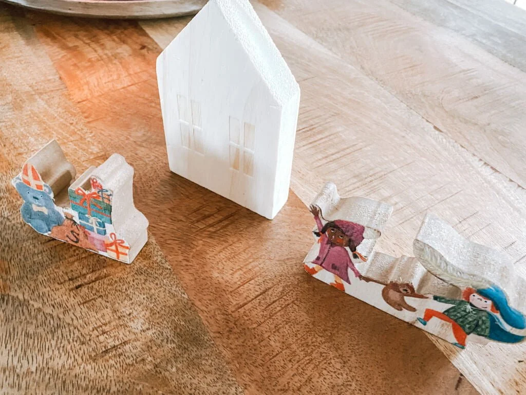 Ontslag nemen Behandeling Kwaadaardig Houten huisjes van Action en houten Sinterklaaspoppetjes