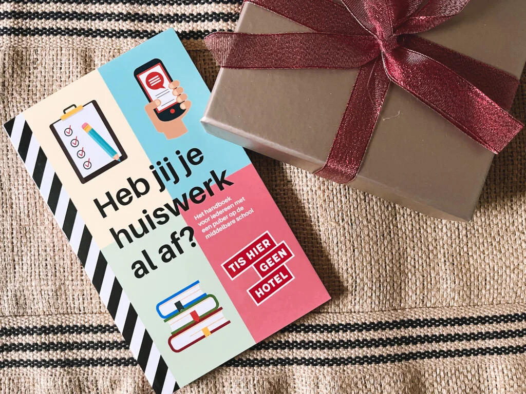 boeken_brugklassers_pubers_puber budget boek_tis hier geen hotel_heb jij je huiswerk al af_mamablogger_