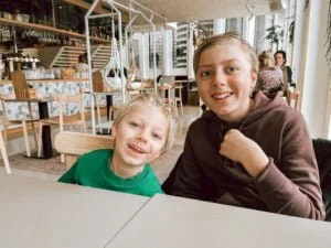 diary_persoonlijk_mamablogger_treinen_jongens_uit eten_