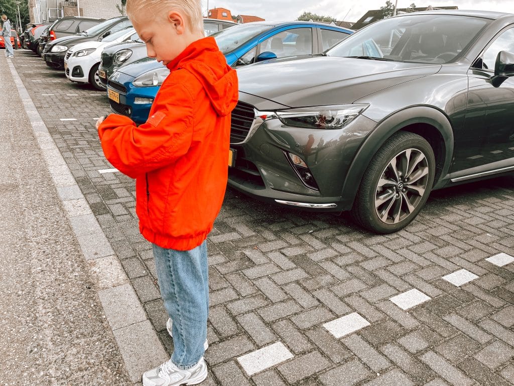 Opvoeden | Alleen buiten spelen?