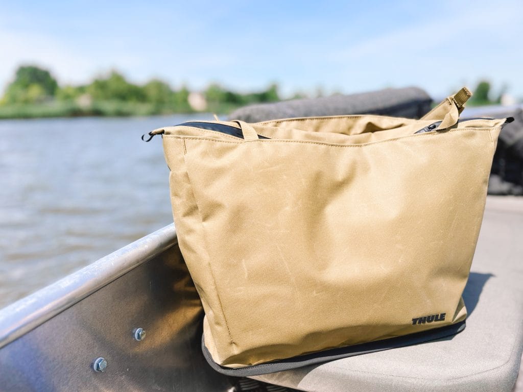 Thule Aion tote bag in Nutria – ruime, waterafstotende schoudertas voor dagelijks gebruik en reizen