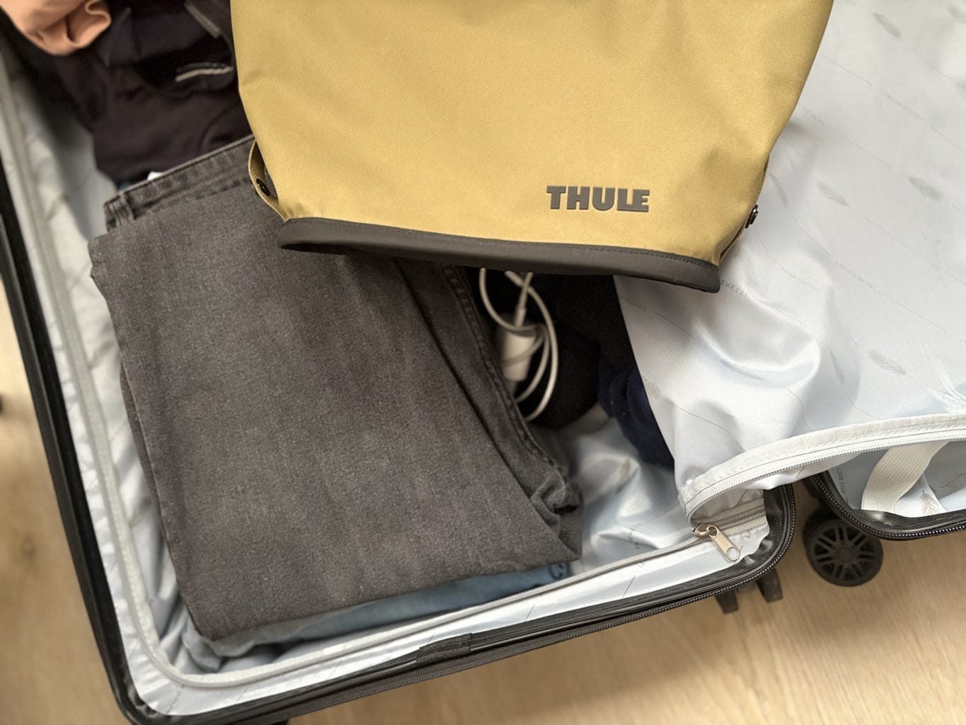 Thule Aion toiletry bag in Nutria – compacte toilettas met vakindeling voor verzorgingsproducten en make-up