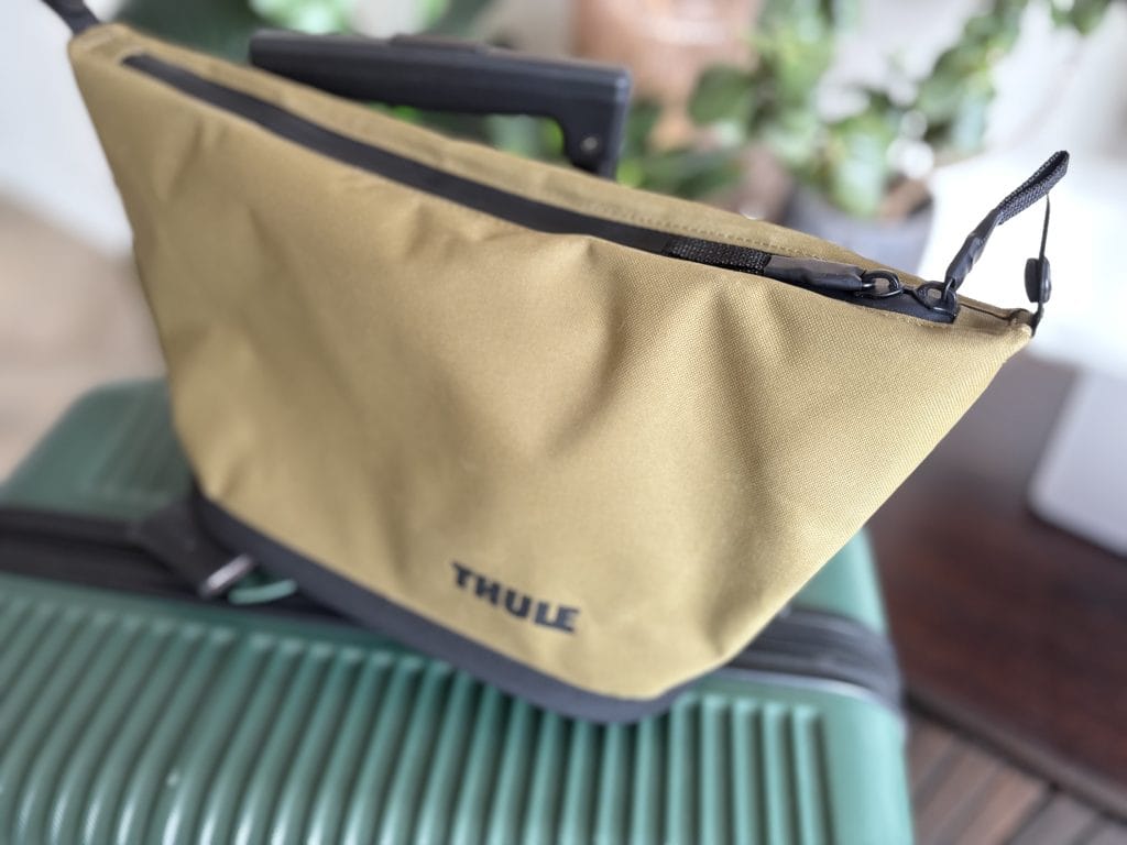 Thule Aion toiletry bag in Nutria – compacte toilettas met vakindeling voor verzorgingsproducten en make-up