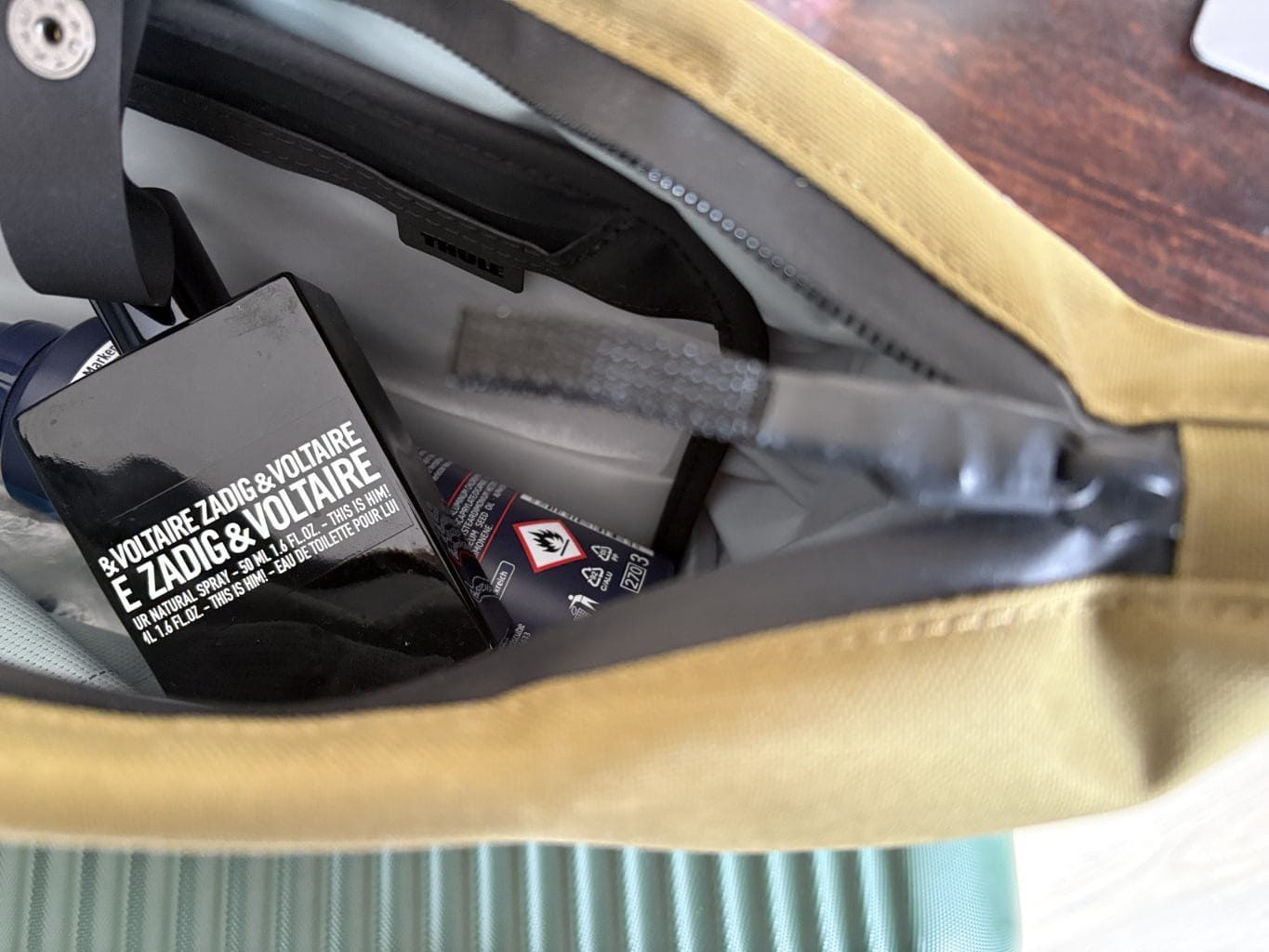 Thule Aion toiletry bag in Nutria – compacte toilettas met vakindeling voor verzorgingsproducten en make-up