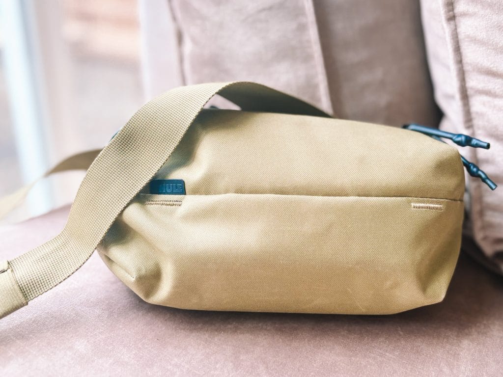 Thule Aion sling bag in Nutria – compacte, handsfree crossbody tas voor stedentrips en dagjes weg