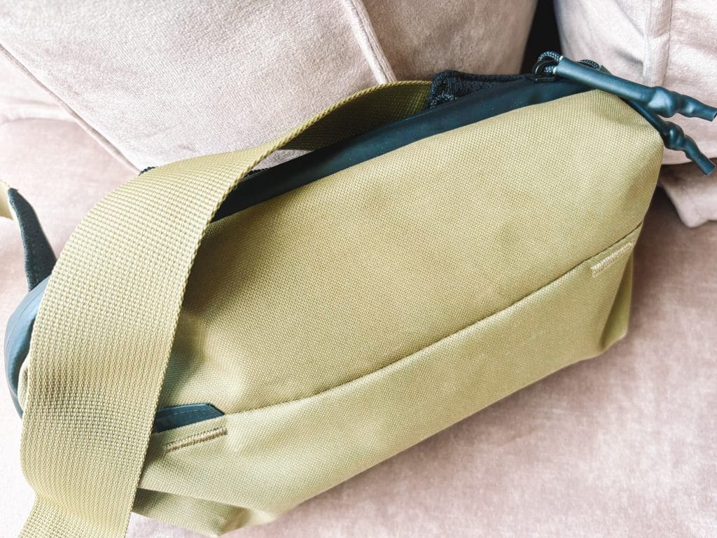 Thule Aion sling bag in Nutria – compacte, handsfree crossbody tas voor stedentrips en dagjes weg