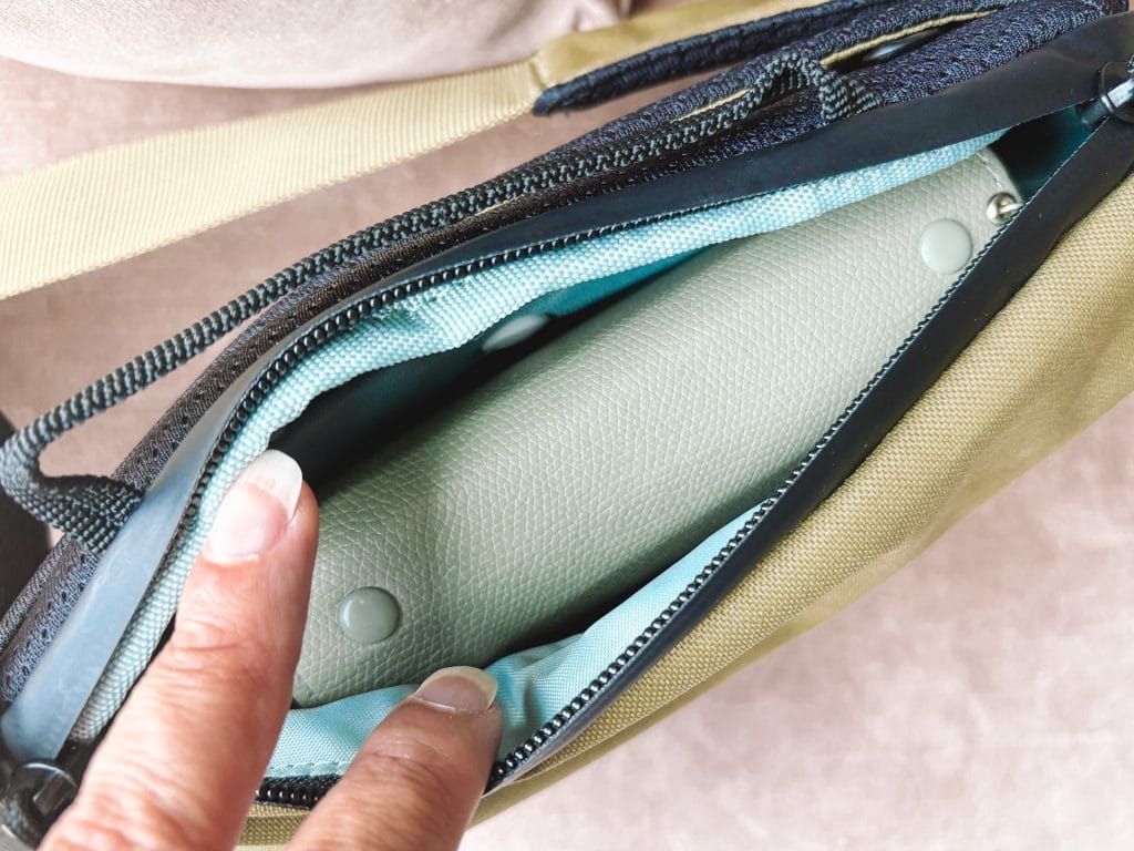 Thule Aion sling bag in Nutria – compacte, handsfree crossbody tas voor stedentrips en dagjes weg