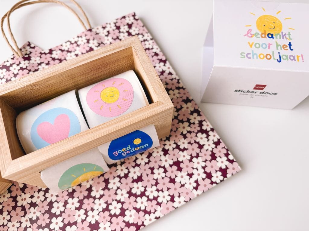 cadeau_juf_meester_einde schooljaar_Mamablogger_HEMA_stickerdoos_